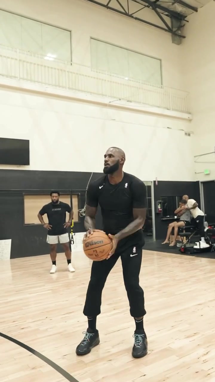 开云APP-詹姆斯展现丝滑三分手感 转型训练师分享接球投篮精彩瞬间