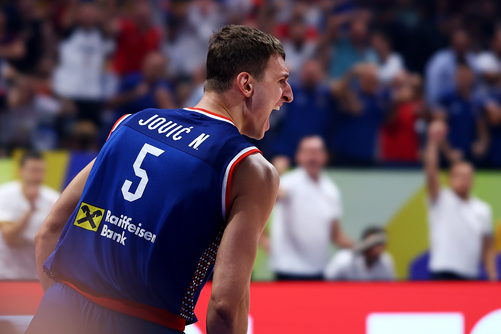 开云下载网址-约维奇弹无虚发六投全中，三分两连击贡献18分6篮板1助攻1抢断