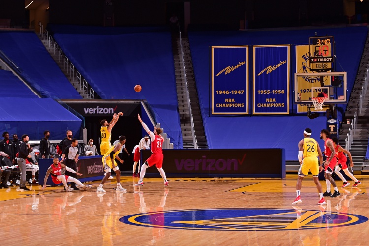 开云下载网址-利拉德回顾往事：库里受我言论激励独得62分，自此避免与之言语交锋