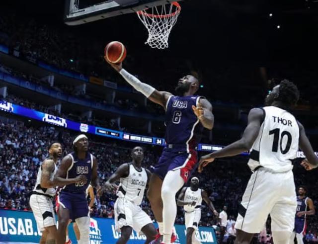 詹姆斯半场替补面露不悦 科尔用人成美国最大软肋