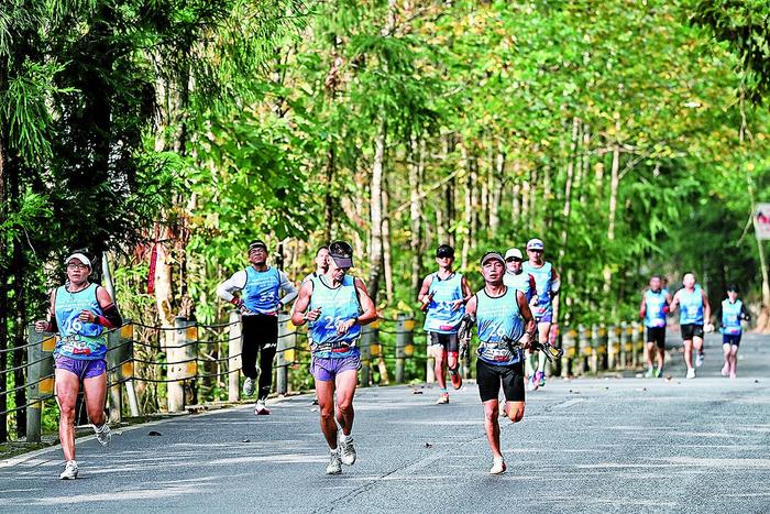 开云下载网址-越野跑、速降、漂流、穿越洞穴…… 40支队伍展开207公里极限角逐