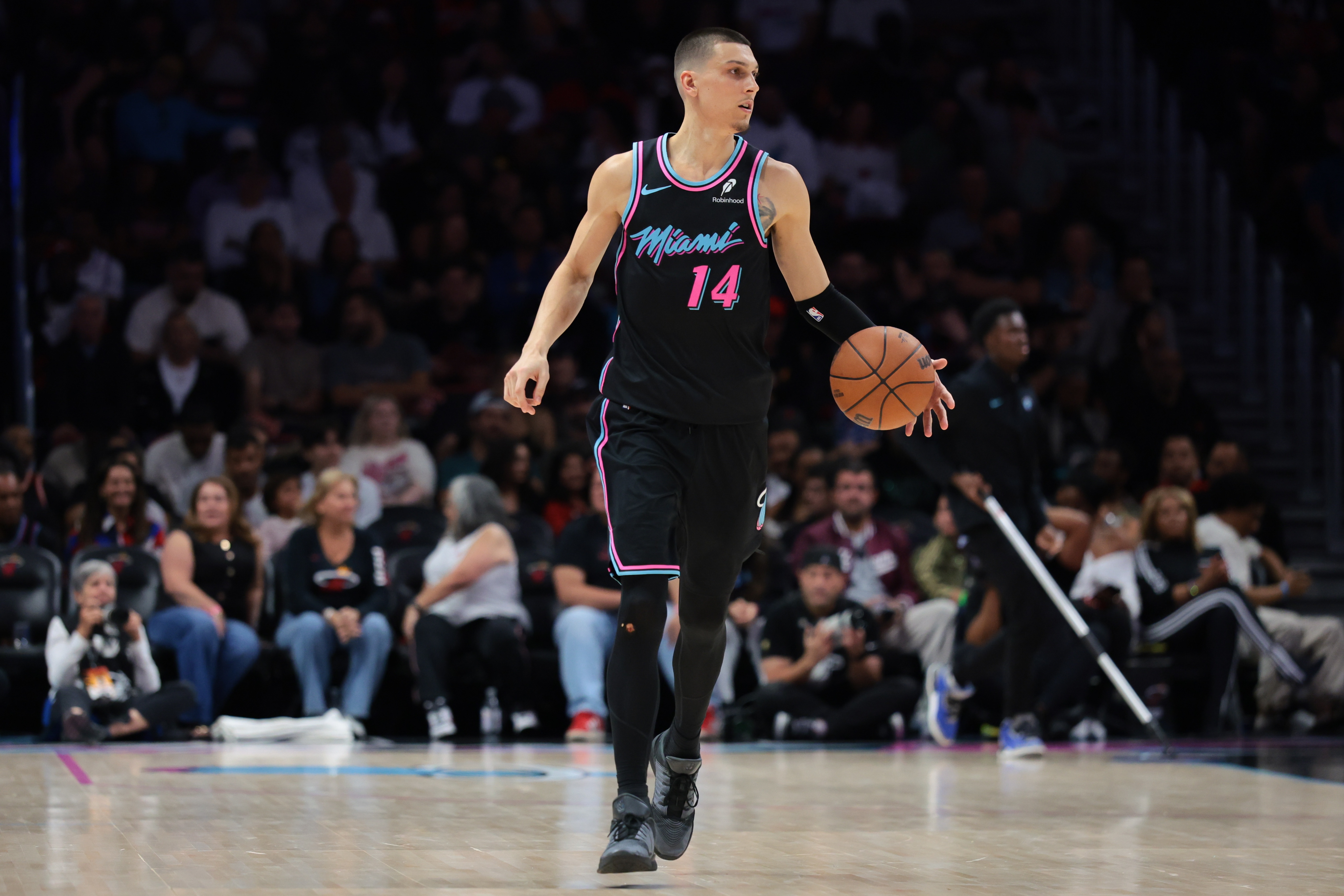 开云下载网址-热火迎战魔术 希罗&amp;鲍威尔&amp;韦尔&amp;亚库乔尼斯出战 维金斯缺阵